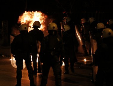 Νέες εντάσεις κοντά στο Πολυτεχνείο: Έριξαν μολότοφ σε αστυνομικούς τη νύχτα